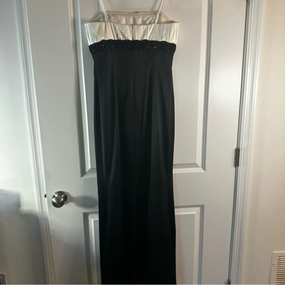 JS Collections Black & White Pleated Bodice Formal Gown Women’s Size 4 - Picture 15 of 16